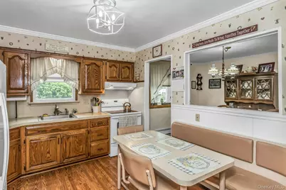 313 Illinois Avenue, Massapequa Park, NY 11762 - Photo 5
