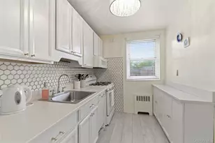 61-16 Little Neck Pkwy, Little Neck, NY 11362 - Photo 13