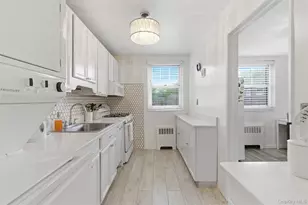 61-16 Little Neck Pkwy, Little Neck, NY 11362 - Photo 11