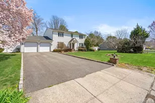 18 Lincoln Ave, Dix Hills, NY 11746 - Photo 3