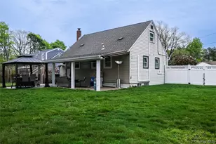 7 Oak St, Brentwood, NY 11717 - Photo 5