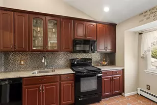 346 Avenue C, Ronkonkoma, NY 11779 - Photo 9