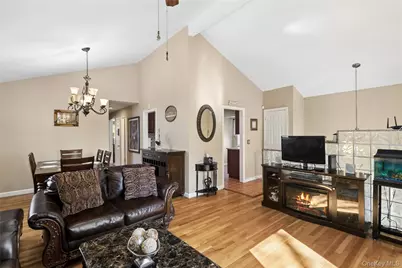 346 Avenue C, Ronkonkoma, NY 11779 - Photo 5
