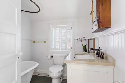 517 Montauk Highway, East Quogue, NY 11942 - Photo 11