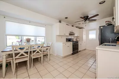 37 Wellesley Lane, Hicksville, NY 11801 - Photo 5