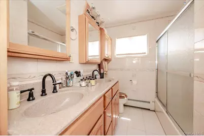 37 Wellesley Lane, Hicksville, NY 11801 - Photo 11