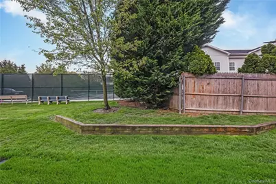 27 Stratford Green, Farmingdale, NY 11735 - Photo 5