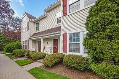 27 Stratford Green, Farmingdale, NY 11735 - Photo 3