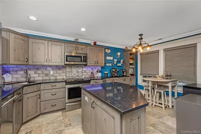 27 Stratford Green, Farmingdale, NY 11735 - Photo 9