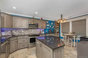 27 Stratford Green, Farmingdale, NY 11735 - Photo 9