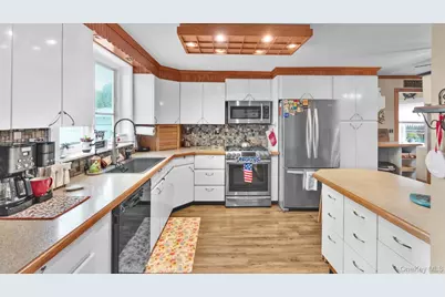 93 Grant Avenue, Farmingdale, NY 11735 - Photo 9