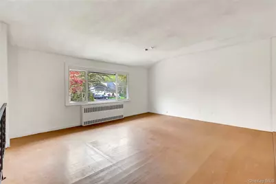 256 Vanderbilt Avenue, Brentwood, NY 11717 - Photo 5