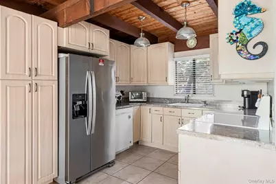 200 Clipper Road, Corneille Estates, NY 11706 - Photo 5