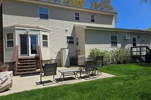 92 Hawthorne St, Mastic, NY 11950 - Photo 5