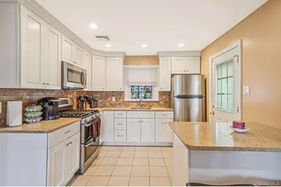 15 Glenda Drive, West Babylon, NY 11704 - Photo 9
