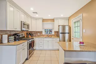 15 Glenda Dr, West Babylon, NY 11704 - Photo 9