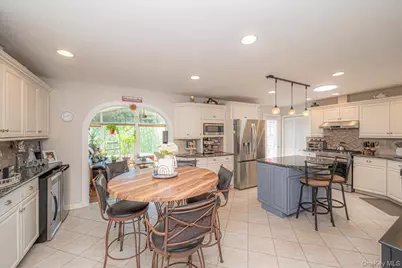 188 Geneva Street, Bay Shore, NY 11706 - Photo 7