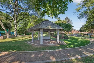 28 Linden St, Great Neck, NY 11021 - Photo 23