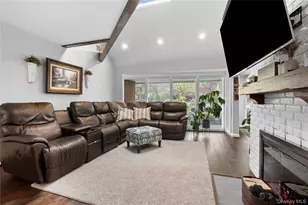 10 Oak Brook Ln, Merrick, NY 11566 - Photo 19