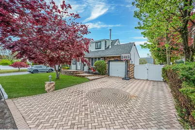 320 28th Street, Lindenhurst, NY 11757 - Photo 3