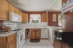 485 Lockwood Dr, Shirley, NY 11967 - Photo 5