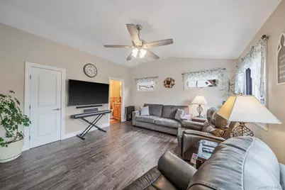 26 Bartley Lane, West Sayville, NY 11796 - Photo 25