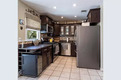 545 Spruce Avenue, Sayville, NY 11782 - Photo 5