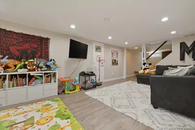 648 Dogwood Avenue, Franklin Square, NY 11010 - Photo 19