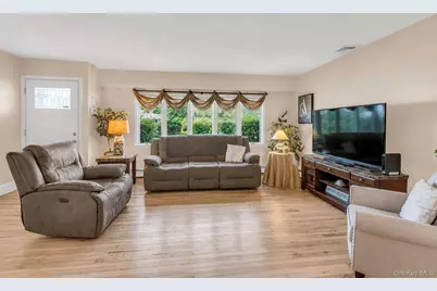 481 Bayport Avenue, Bayport, NY 11705 - Photo 5