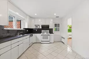 23 Lakeview Rd, New Rochelle, NY 10804 - Photo 13