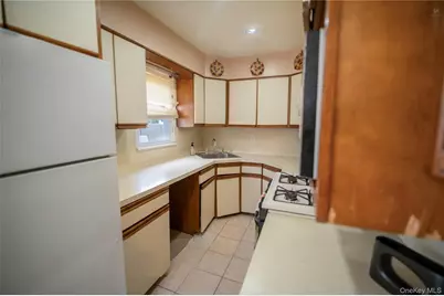 1084 Joselson Avenue, Bay Shore, NY 11706 - Photo 5