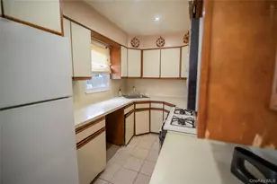 1084 Joselson Ave, Bay Shore, NY 11706 - Photo 5