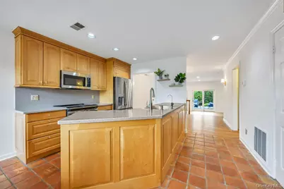 162 Southgate Circle, Massapequa Park, NY 11762 - Photo 5
