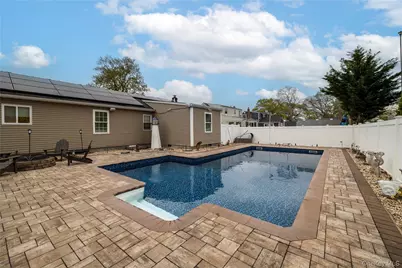 675 N Erie Avenue, Lindenhurst, NY 11757 - Photo 23