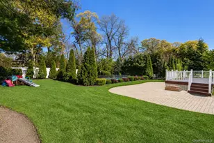 19 Hamilton Pl, Lake Grove, NY 11755 - Photo 37