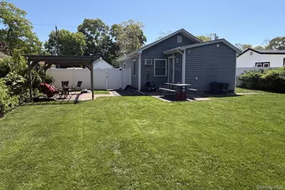 96 Pleasure Avenue, Ronkonkoma, NY 11779 - Photo 11