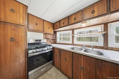 88 W Peenpack Trail, Sparrow Bush, NY 12780 - Photo 13