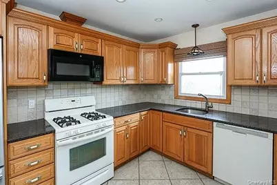 8 Broadfield Place, Glen Cove, NY 11542 - Photo 7