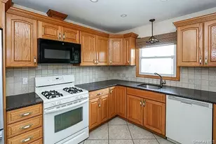 8 Broadfield Pl, Glen Cove, NY 11542 - Photo 7