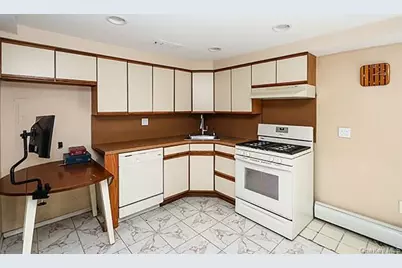 8 Broadfield Place, Glen Cove, NY 11542 - Photo 9