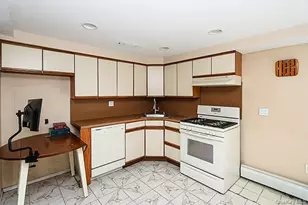 8 Broadfield Pl, Glen Cove, NY 11542 - Photo 9