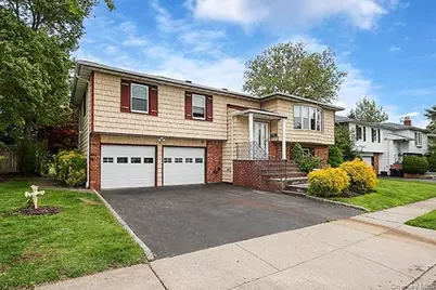 8 Broadfield Place, Glen Cove, NY 11542 - Photo 3