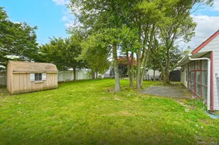 16 Springtime Ln E, Levittown, NY 11756 - Photo 19