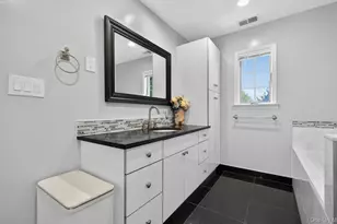 241-31 Oak Park Dr, Douglaston, NY 11362 - Photo 27