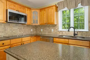 76 Rockledge Dr, Pleasant Valley, NY 12569 - Photo 5