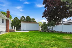 21 Robbins St, Lindenhurst, NY 11757 - Photo 9