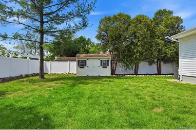 21 Robbins Street, Lindenhurst, NY 11757 - Photo 11
