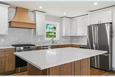 21 Robbins Street, Lindenhurst, NY 11757 - Photo 3