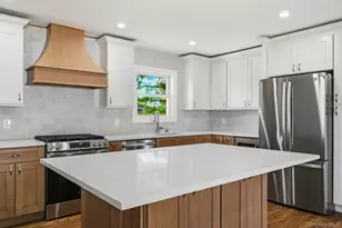 21 Robbins St, Lindenhurst, NY 11757 - Photo 3
