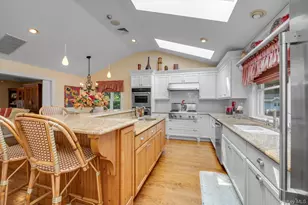 8 Briarfield Dr, Great Neck, NY 11020 - Photo 11